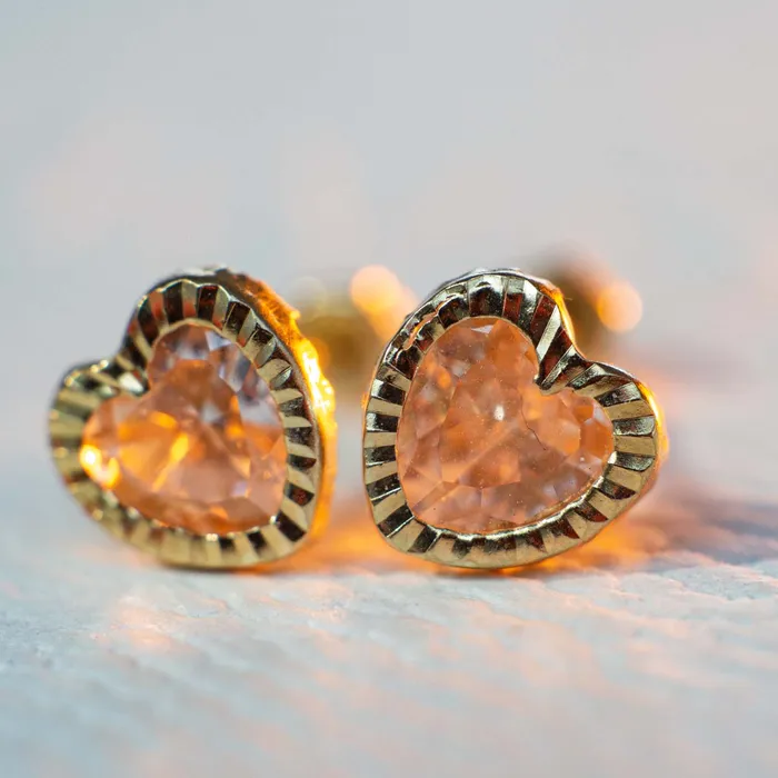 Aretes de corazn Oro 18 Kilates Gold Shield Earrings