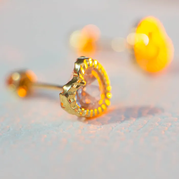 Aretes de corazn Oro 18 Kilates Gold Shield Earrings