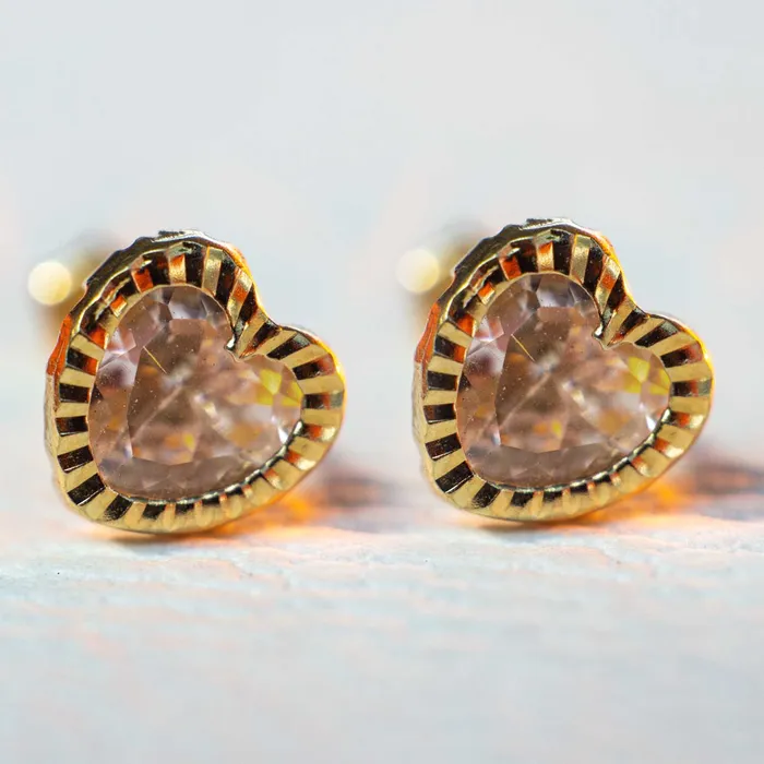 Aretes de corazn Oro 18 Kilates Gold Shield Earrings