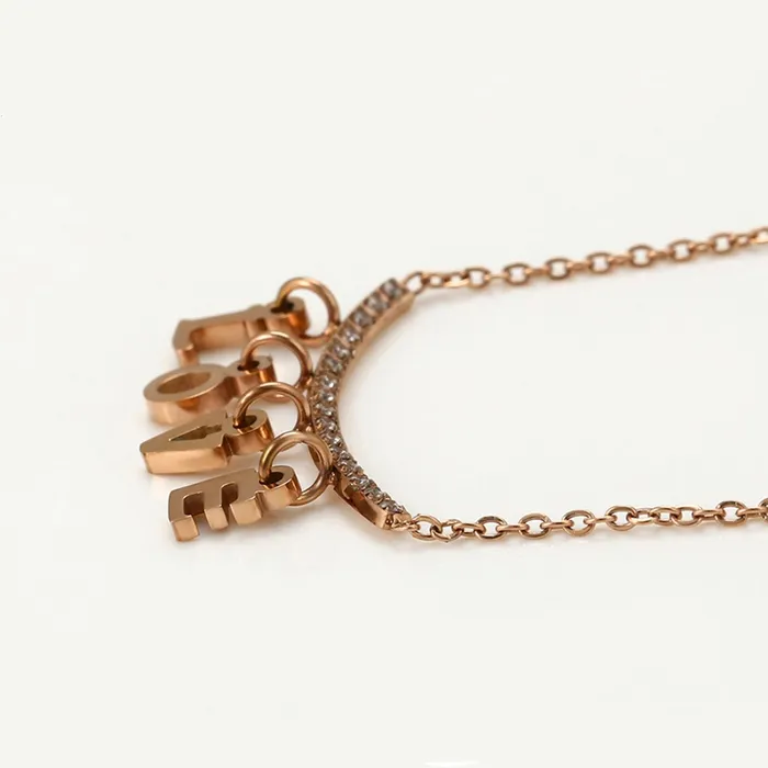 Collares de letras LOVE Gold Shield Earrings