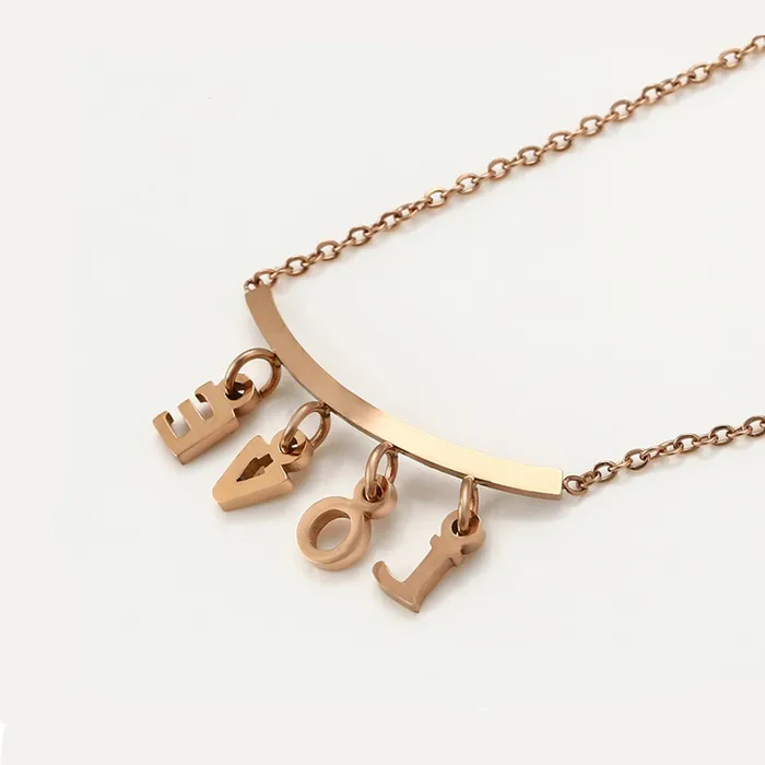 Collares de letras LOVE Gold Shield Earrings
