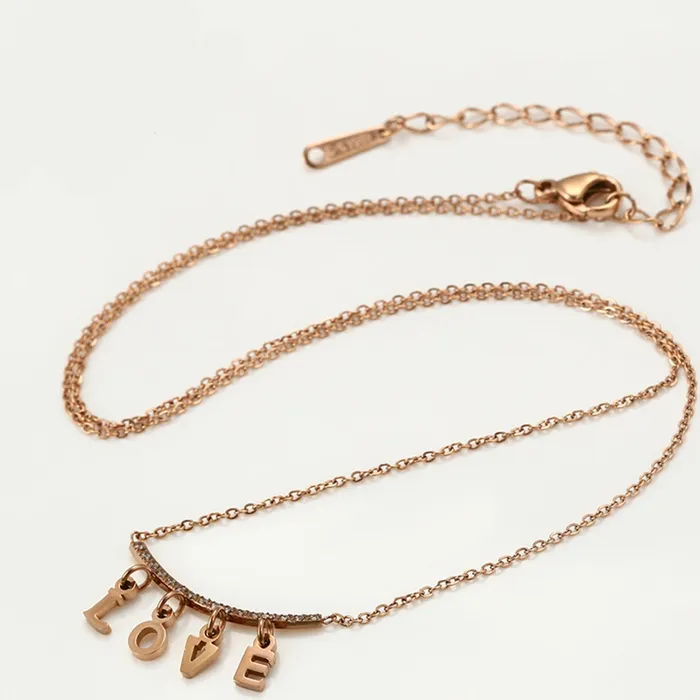 Collares de letras LOVE Gold Shield Earrings