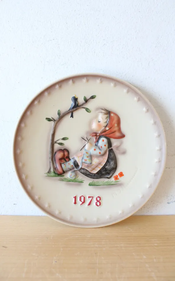 Goebel Goebel MJ Hummel 1978 Girl Knitting Under Tree 8th Annual Decorative Plate Necklaces