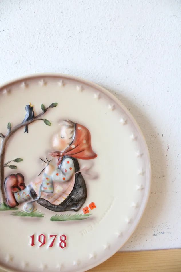 Goebel Goebel MJ Hummel 1978 Girl Knitting Under Tree 8th Annual Decorative Plate Necklaces