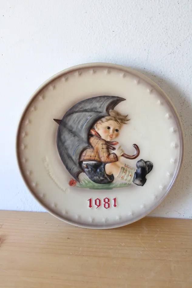 Goebel MJ Hummel 1981 Boy With Umbrella 11th Annual Decorative Plate Goebel Necklaces Goebel MJ Hummel 1981 Boy With Umbrella 11th Annual Decorative Plate Goebel Necklaces