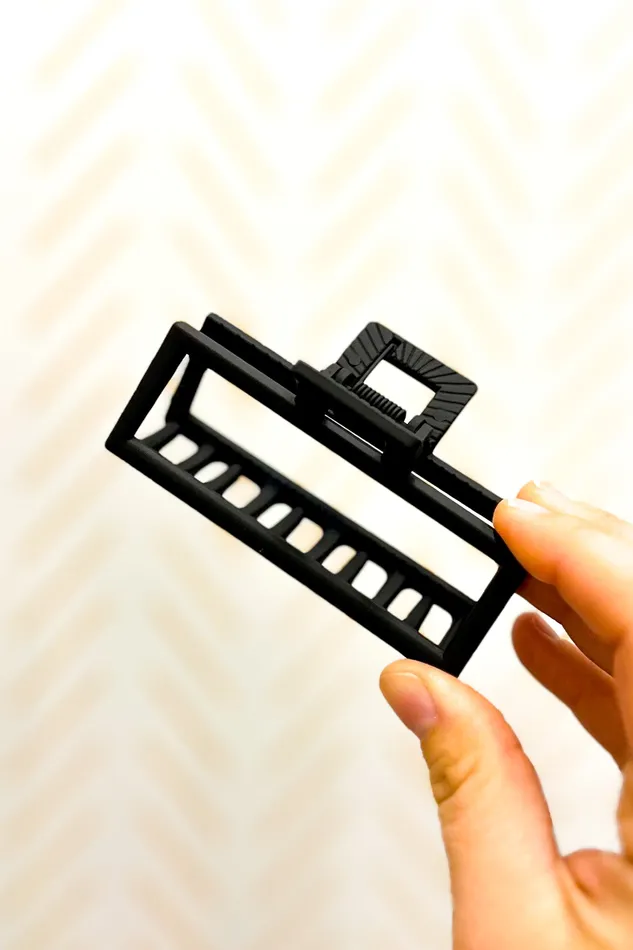 JOSSLYN by Wall to Wall Rings Open Hair Claw Clip Black
