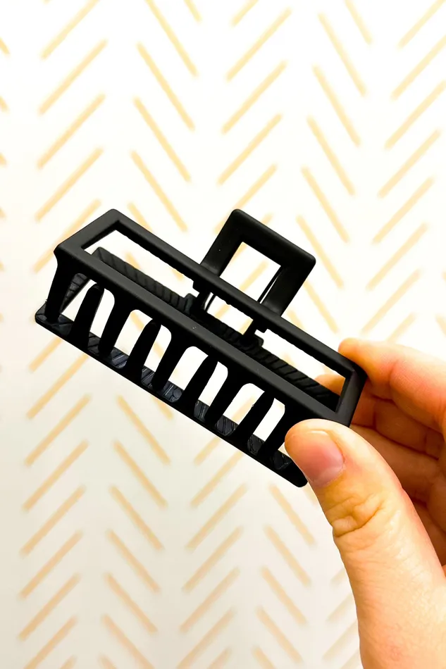 JOSSLYN by Wall to Wall Rings Open Hair Claw Clip Black