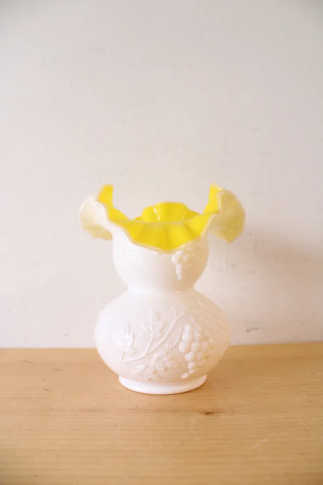 Jubilee Thrift Kanawha Milk White Yellow Grape Vine Ruffled Vase Rings