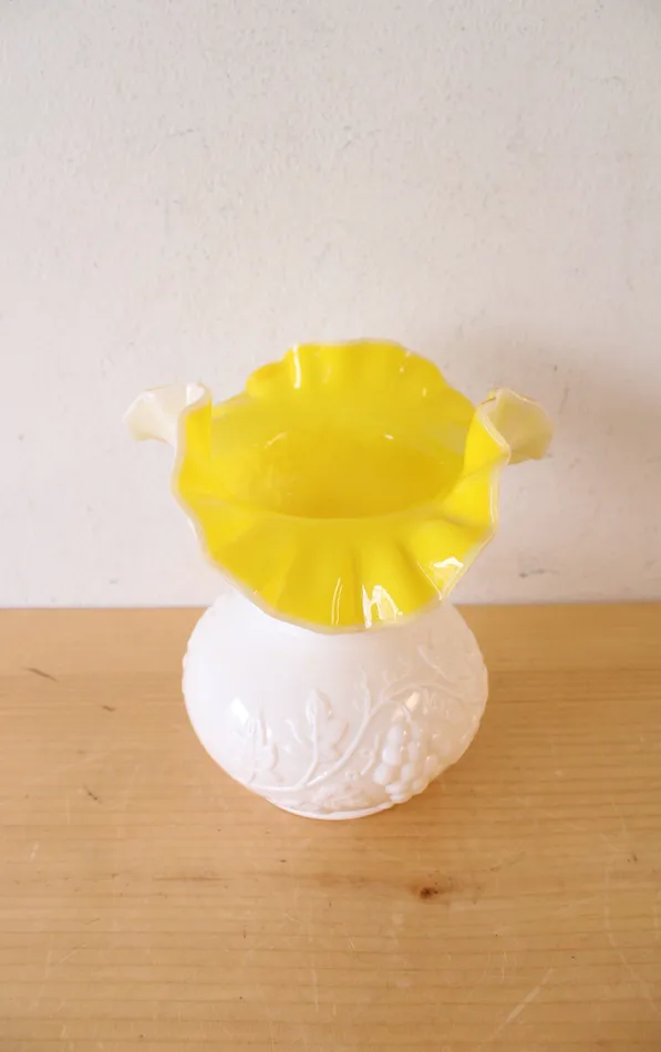 Jubilee Thrift Kanawha Milk White Yellow Grape Vine Ruffled Vase Rings