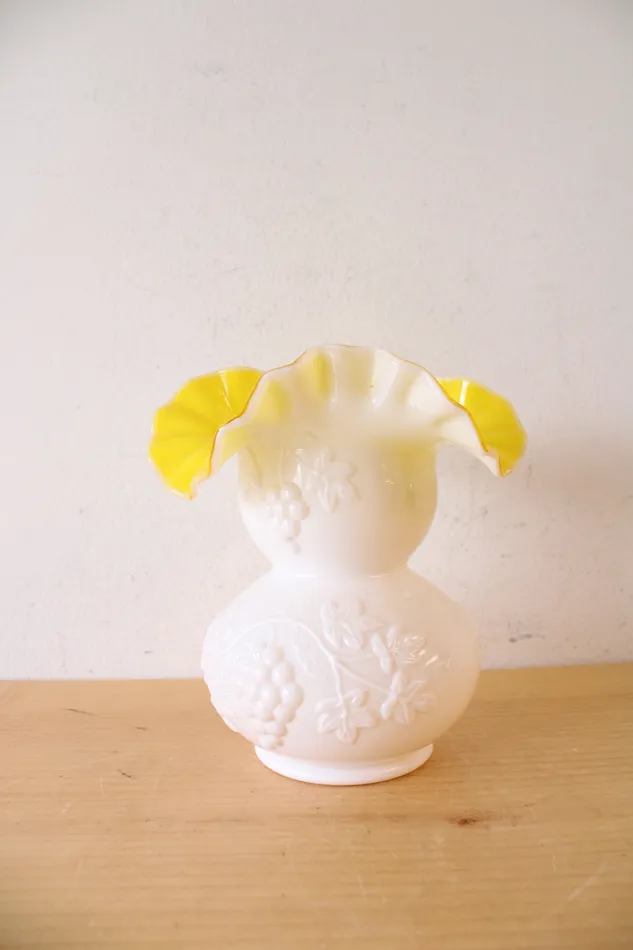 Jubilee Thrift Kanawha Milk White Yellow Grape Vine Ruffled Vase Rings